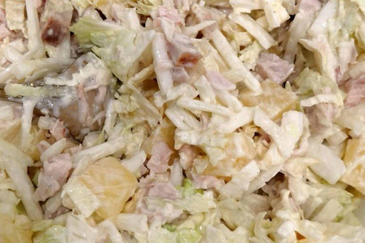 Салат с пекинской капустой, копченой курицей, ананасом и сыром