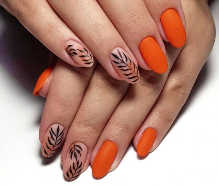 Оранжевый маникюр 2022