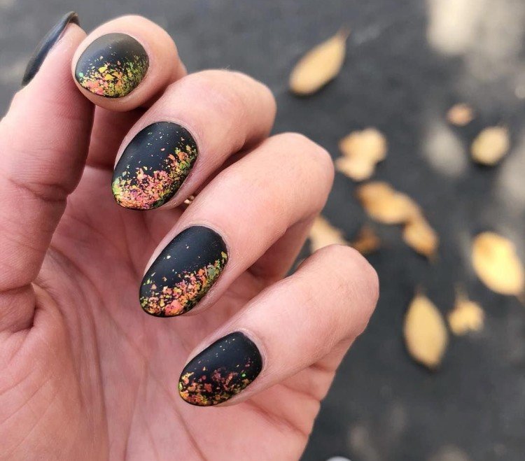 Поталь в маникюре 2022