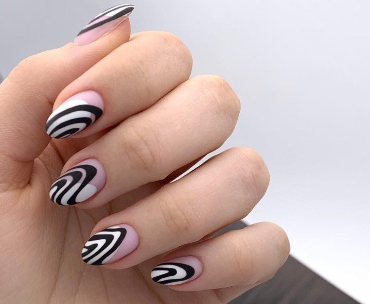 Маникюр с волнистыми линиями