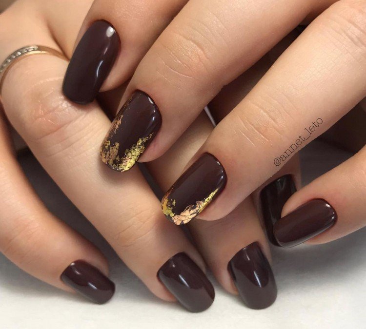 Коричневый маникюр 2022