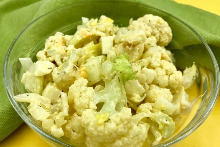 Салат с цветной капустой, солеными огурцами и шпротами