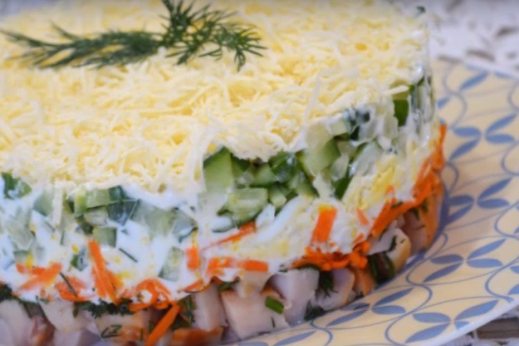 Слоеный салат с копченой курицей, корейской морковью и огурцом