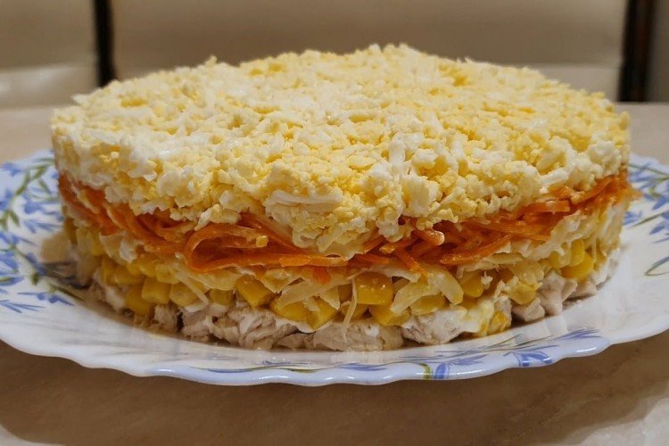 Слоеный салат из копченой курицы, сыра, кукурузы и корейской моркови