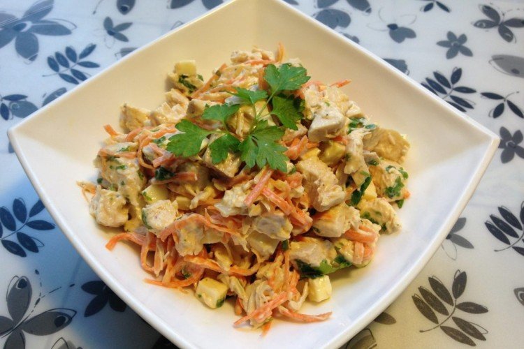 Салат из маринованных грибов, корейской моркови и копченой курицы