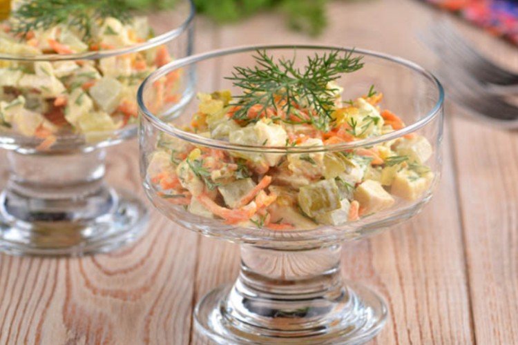 Салат из копченой курицы, соленых огурцов, корейской моркови и картофеля