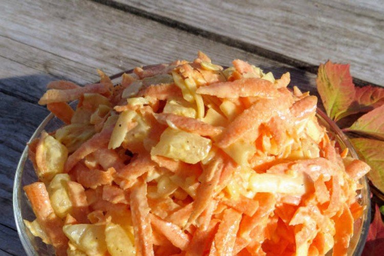 Праздничный салат с копченой курицей, корейской морковью и ананасами