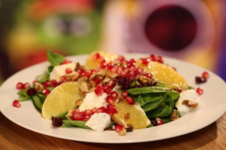 Праздничный салат с апельсином, шпинатом, брынзой и гранатом