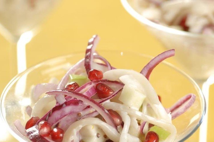 Салат с кальмарами, сладким луком и гранатом