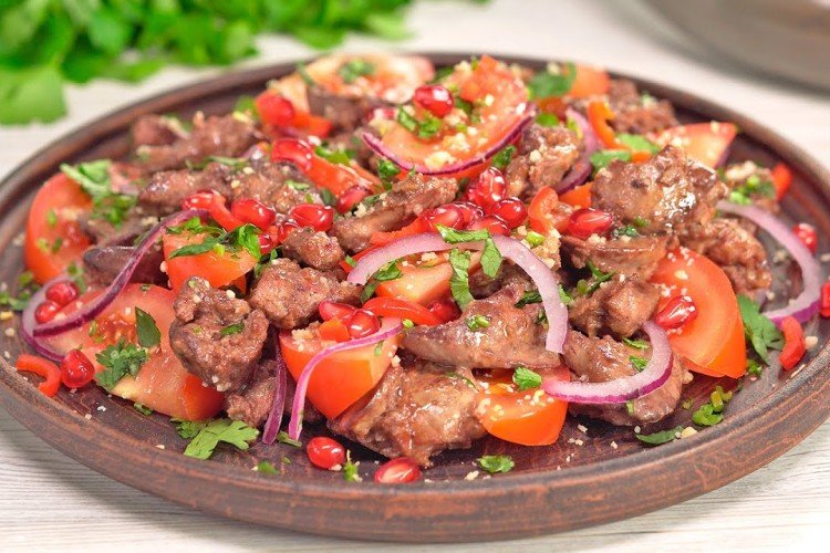 Салат с куриной печенью, помидорами, луком и гранатом