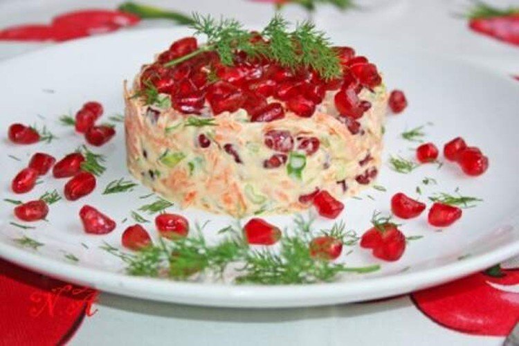 Простой салат из моркови и граната