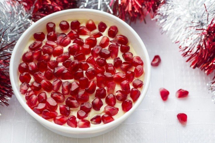 Слоеный салат с картофелем, яйцами, орехами и гранатом