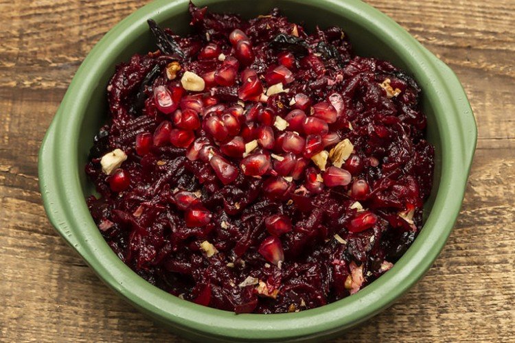 Салат со свеклой, гранатом и орехами