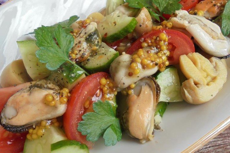 Теплый салат из мидий, маринованных грибов и свежих овощей