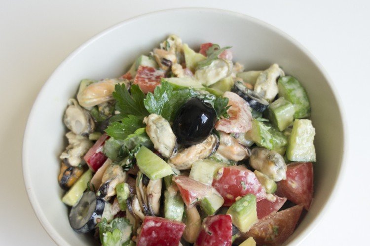 Салат с маринованными мидиями, яйцами, овощами и сухариками