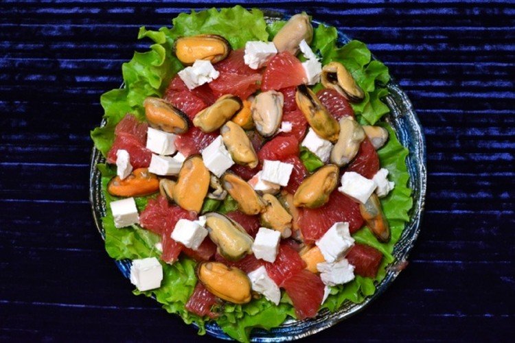 Салат с мидиями, грейпфрутом и фетой