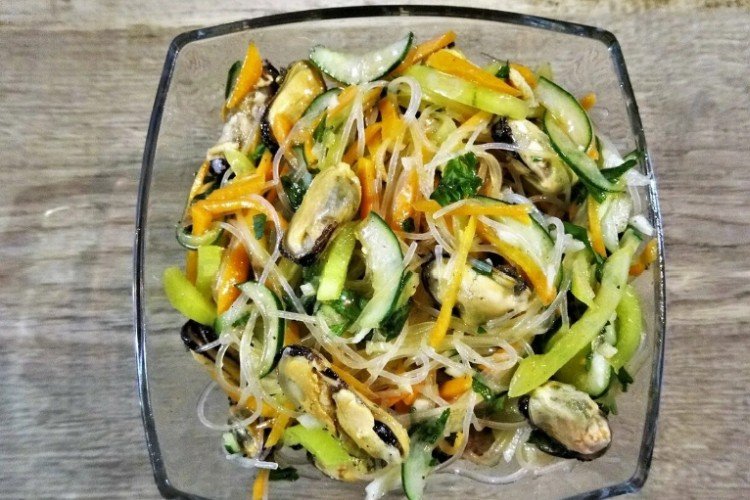 Салат с мидиями, фунчозой и свежими овощами