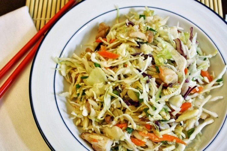 Свежий салат из пекинской капусты, зелени и маринованных мидий