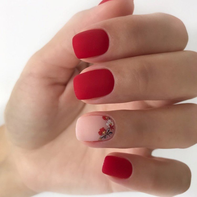 Красный маникюр на короткие ногти