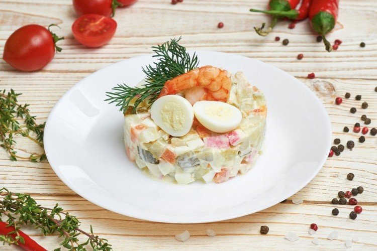 Салат из картофеля, соленых огурцов и крабового мяса