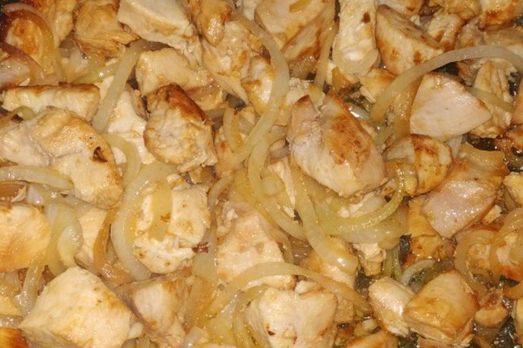 Мясо курицы, запеченное со специями на луковой подушке