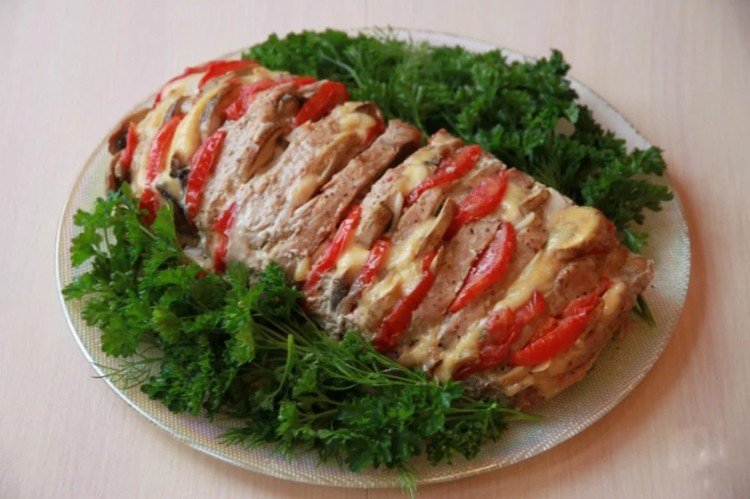 Мясо, запеченное с помидорами и сыром