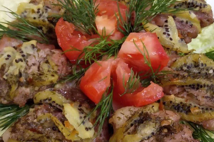 Сочное мясо с луком и киви в духовке