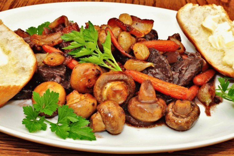 Запеченное мясо с шампиньонами