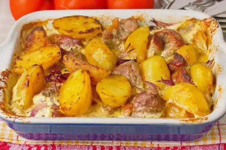 Мясо с картошкой и луком в духовке