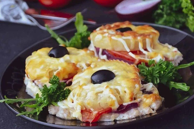 Мясо, запеченное с ананасами, помидорами и сыром