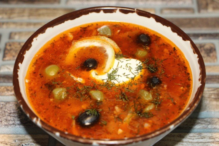 Солянка с сельдереем, вялеными томатами и колбасой