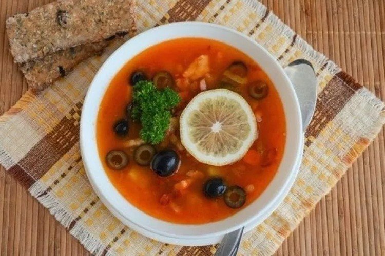 Солянка с курицей и колбасой