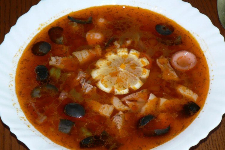 Солянка с колбасой в мультиварке