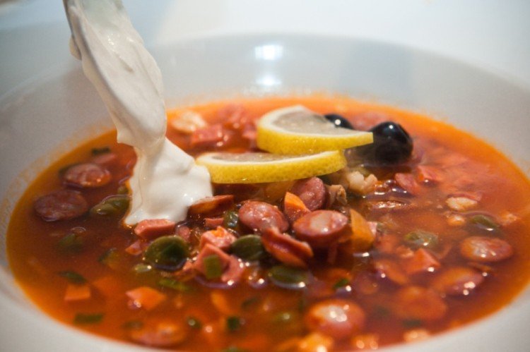 Сборная солянка из нескольких видов колбасы