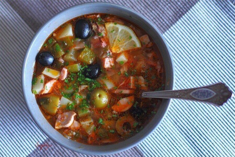 Солянка с колбасой, квашеной капустой и солеными огурцами