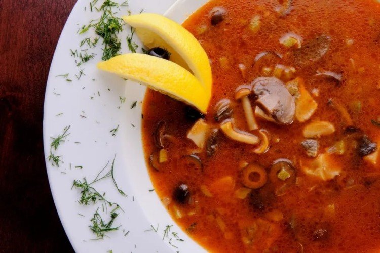 Солянка с вареной колбасой и сушеными грибами