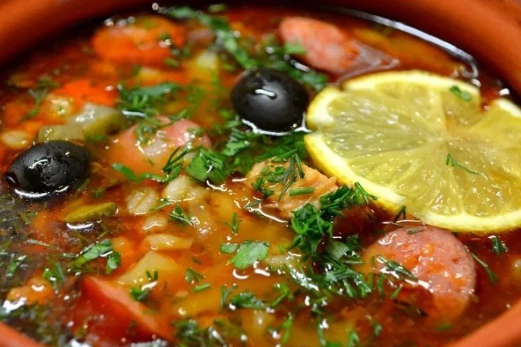 Солянка с колбасой, сосисками и острым перцем