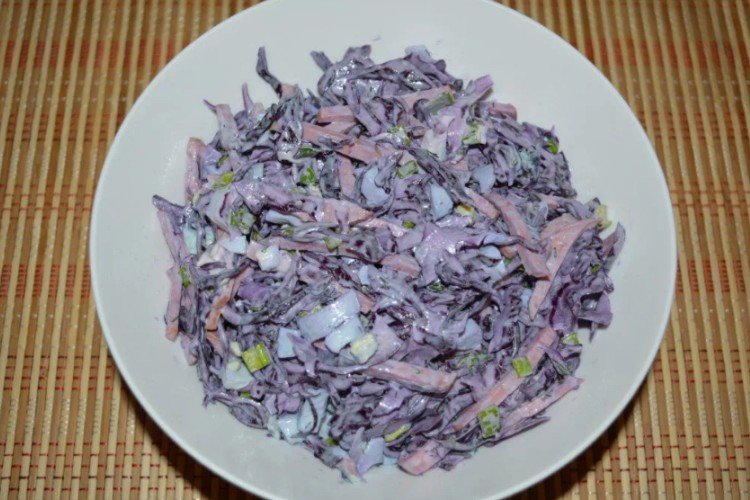 Салат из краснокочанной капусты с колбасой и сыром