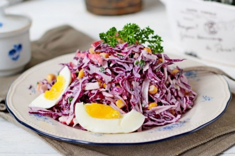 Салат с яйцами, колбасой, кукурузой и краснокочанной капустой