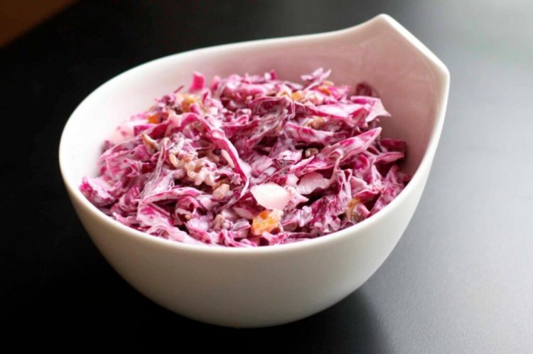 Салат из индейки, краснокочанной капусты, грецких орехов и сухариков