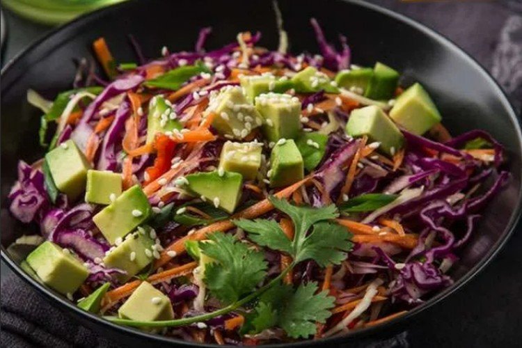 Салат из авокадо, моркови и краснокочанной капусты