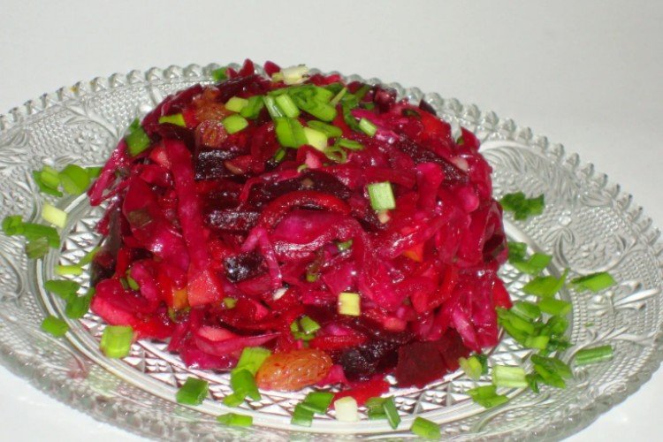 Салат из свеклы, изюма и краснокочанной капусты