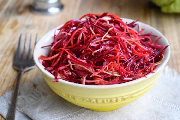 Салат «Щетка» из краснокочанной капусты