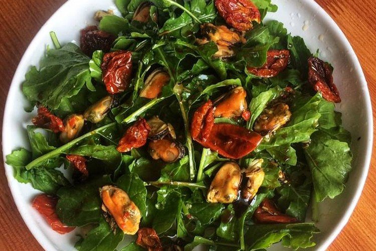 Салат с морским коктейлем, вялеными помидорами и рукколой