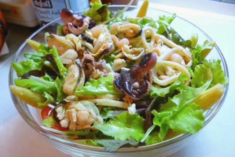 Салат из маринованного морского коктейля