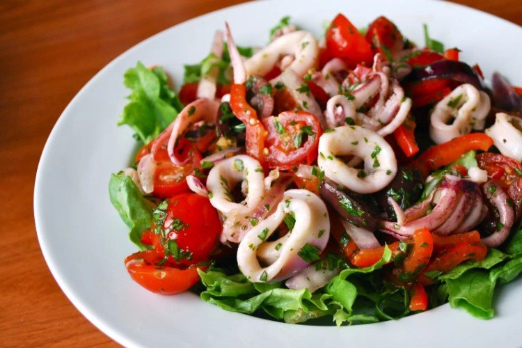 Теплый салат с морским коктейлем, болгарским перцем и помидорами