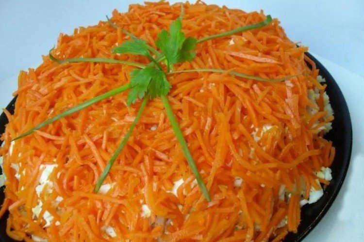 Слоеный салат с морским коктейлем, корейской морковью и ананасами