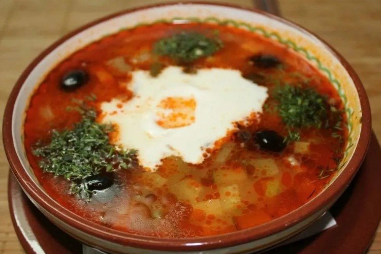 Мясная солянка с томатным соком и чесноком