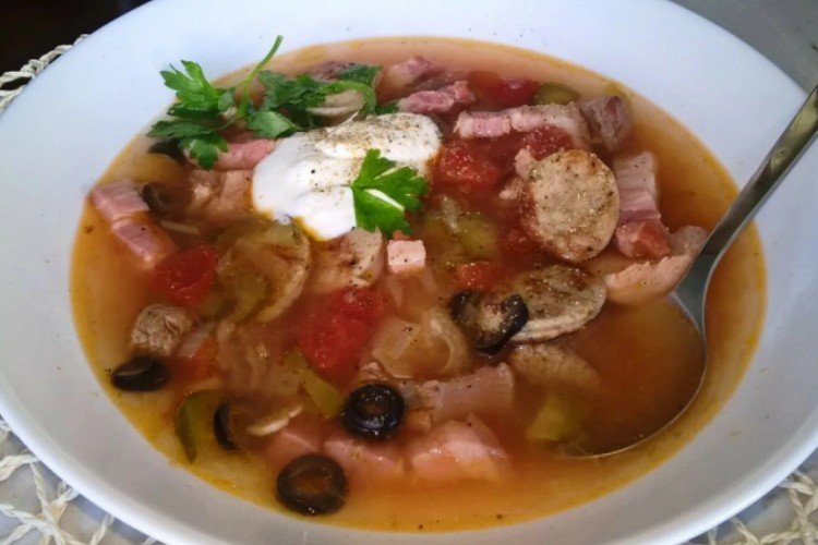 Мясная солянка с индейкой и беконом