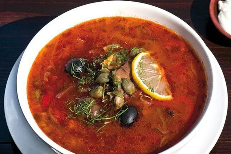 Мясная солянка с каперсами и колбасой